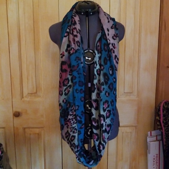 NWOT Lightweight Infinity Scarf - Picture 3 of 4